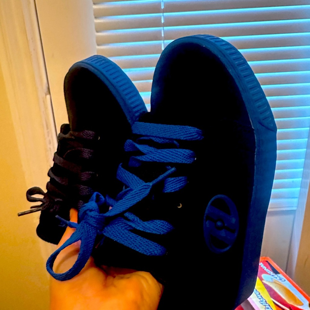 Heelys Roller shoes youth size 4, dark blue